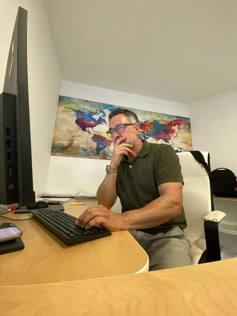 Javier Pastor Cobos estudiando los pros y contras de una propiedad antes de su venta