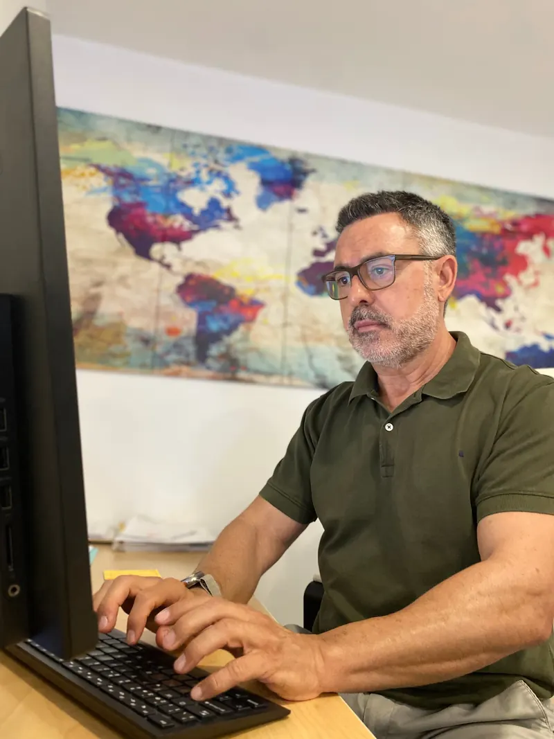 Javier Pastor Cobos trabajando en el análisis de una propiedad en su oficina de Wereal