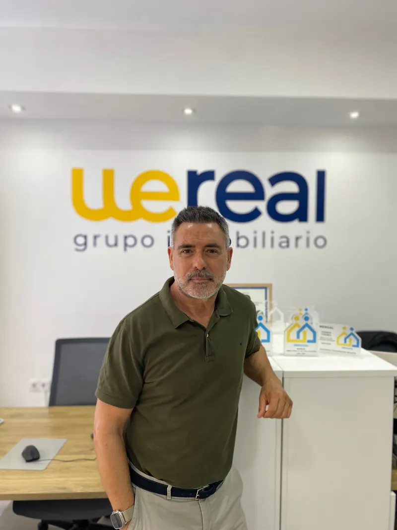 Javier Pastor Cobos en la oficina de Wereal Grupo Inmobiliario